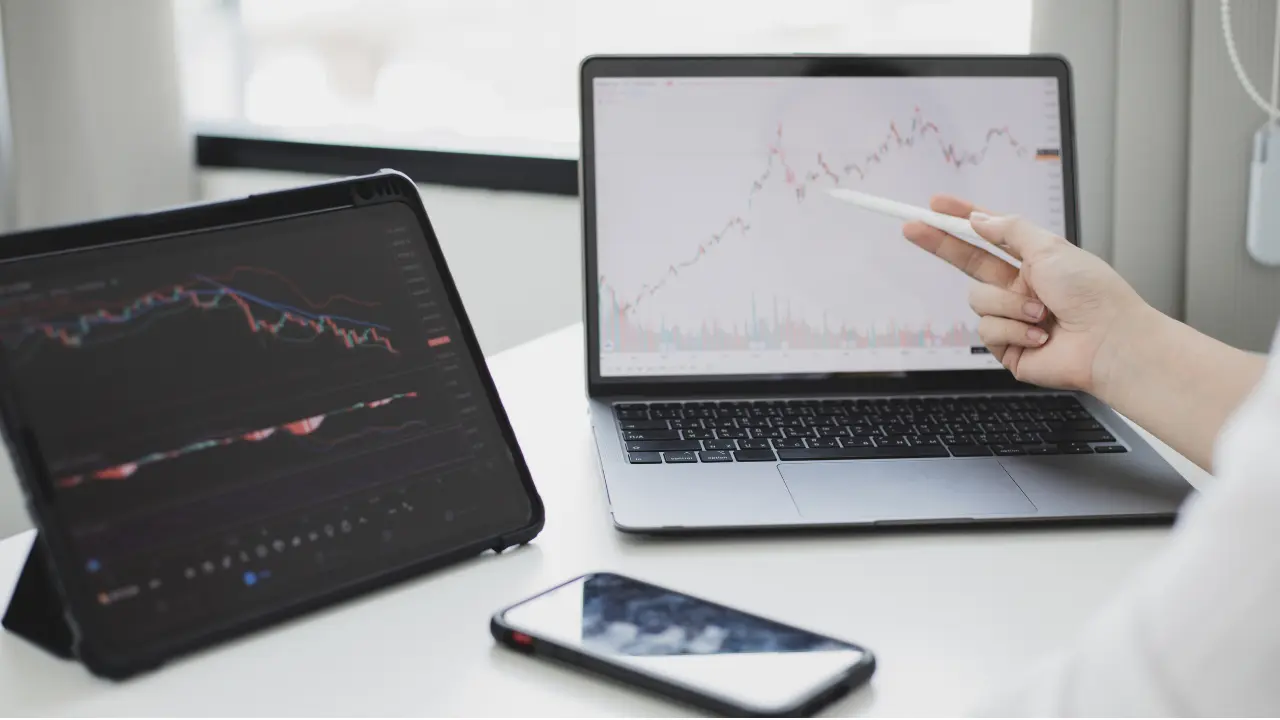 Fundamental Analysis vs Technical Analysis Which One Should You Use